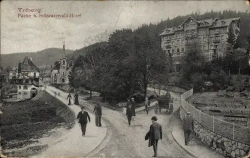 Ak Triberg im Schwarzwald,  Schwarzwald-Hotel, Straße, Spaziergänger, Natur