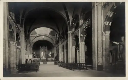 Ak Milano Mailand Lombardia, Innenansicht der Basilika St. Ambrogio, Kirchenbänke, Säulen, Statue