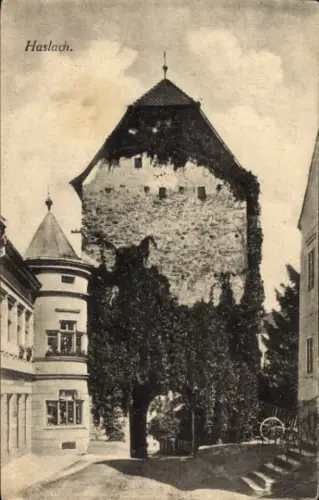 Ak Haslach im Kinzigtal Schwarzwald, Vorderansicht eines alten Gebäudes, von Efeu umrankt, Straße