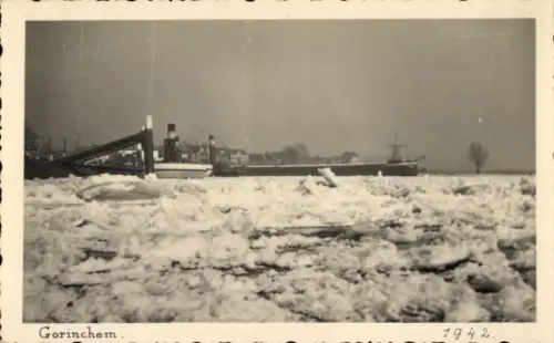 Foto Ak Gorinchem Südholland Niederlande, vereister Fluss, Dampfer