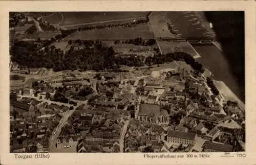 Ak Torgau an der Elbe, Fliegeraufnahme der Stadt, Kirche
