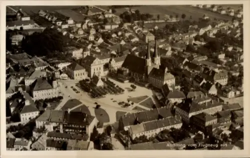 Ak Altötting in Oberbayern, Luftaufnahme von  Stadtplatz, Kirchen, Wohnhäuser