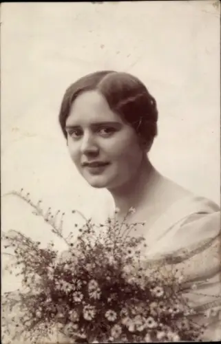 Foto Ak Portrait einer jungen Frau, Blumenstrauß