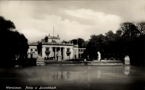 Ak Warszawa Warschau Polen, Palast in Łazienki, Wasser, Statuen, Bäume, Warszawa