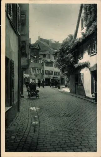 Ak Lindau am Bodensee Schwaben, Fischergasse, gepflasterte Straße,  Gebäude, Menschen, Karren