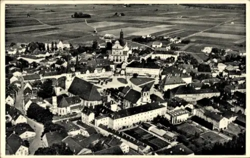 Ak Altötting in Oberbayern, Luftaufnahme von  Stadtplatz, Kirchen, Felder