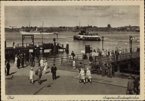 Ak Kiel,  Jeegarten-Landungsbrücken, Hafenansicht, Schiffe, Menschen