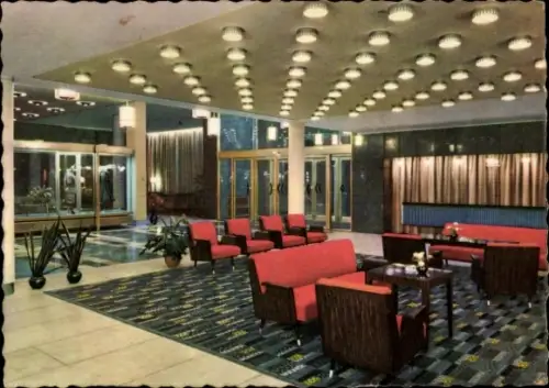 Ak Magdeburg an der Elbe, Hotel International, Empfangshalle, rote Möbel, moderne Beleuchtung