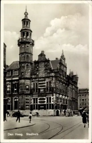 Ak Den Haag Südholland Niederlande, Stadhuis in   Architektur, Menschen auf der Straße