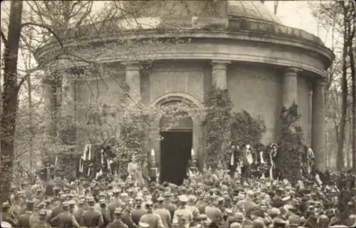 Foto Ak Potsdam, Antikentempel im Park Sanssouci, Soldaten
