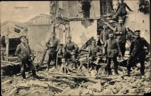 Ak Varennes en Argonne Meuse, Soldaten, Ruinen, I. WK