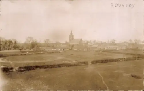 Ak Rouvroy Aisne, Schwarz-Weiß-Bild von  Kirche, ländliche Umgebung