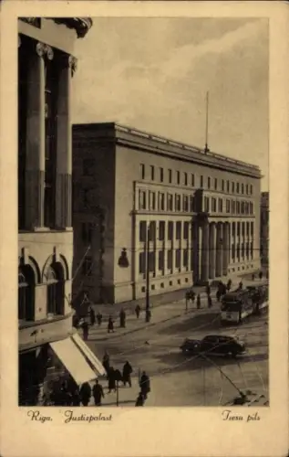 Ak Riga Lettland, Justizpalast in  Tiesu pils, Straßenansicht, Menschen, Straßenbahn