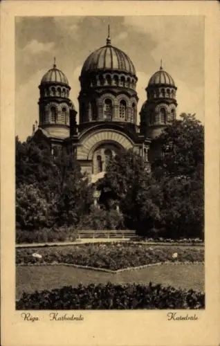 Ak Riga Lettland,  Kathedrale, drei Kuppeln, Bäume, Blumenbeet