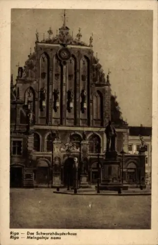 Ak Riga Lettland, Schwarzhäupterhaus, Statue,  Schwarz-Weiß-Foto
