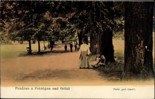 Ak Potstyn Potštejn Region Königgrätz, Frau in weißem Kleid, Bäume, Spaziergänger, Parklandschaft
