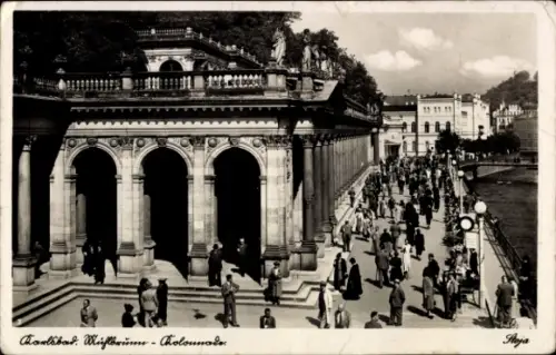 Ak Karlovy Vary Karlsbad Stadt,  Mühlbrunn-Kolonnade, Menschenmenge,  Architektur