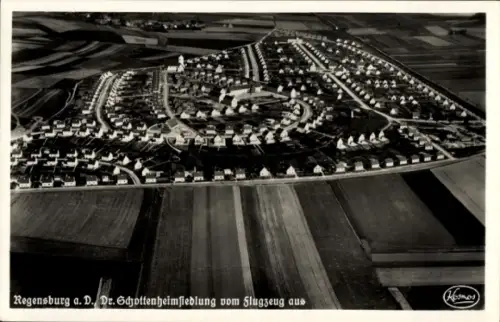Ak Regensburg an der Donau Oberpfalz, Luftaufnahme von  Dr. Schottenheimsiedlung, viele Häuser