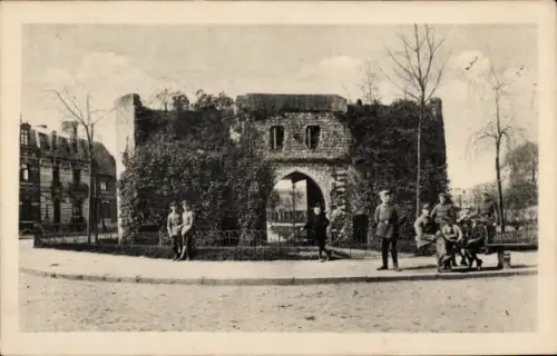 Ak Douai Nord, Das Arraser Tor, Vorderansicht, deutsche Soldaten