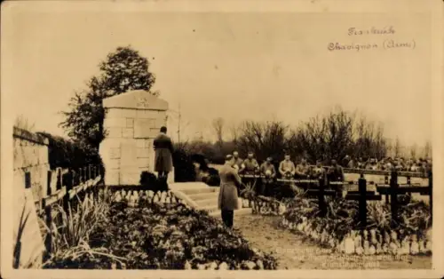 Ak Chavignon Aisne, Betende Soldaten, Soldatengräber