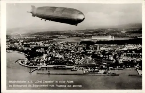 Ak Friedrichshafen Bodensee, Luftschiff Graf Zeppelin über der Stadt, Zeppelinwerft, Fliegeraufnahme