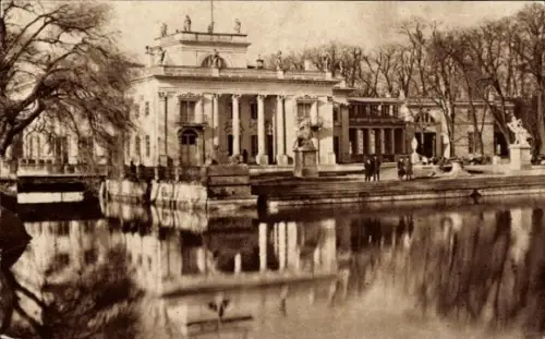 Ak Warszawa Warschau Polen, Palast, Wasserreflexion, Bäume, Menschen, Fotografie von J. Buthak