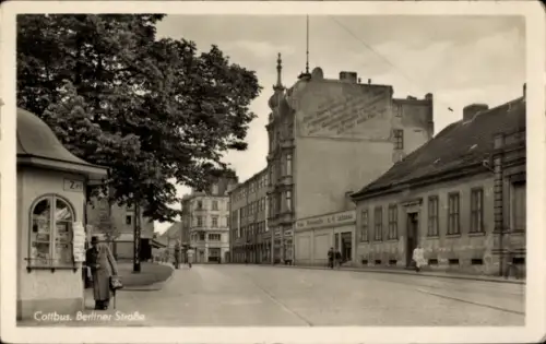 Ak Cottbus in der Niederlausitz,  Berliner Straße, Gebäude, Bäume, nmotiv