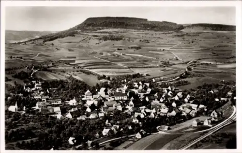 Ak Fützen Blumberg am Schwarzwald, Luftaufnahme von  ländliche Umgebung, viele Dächer, Hügel im H