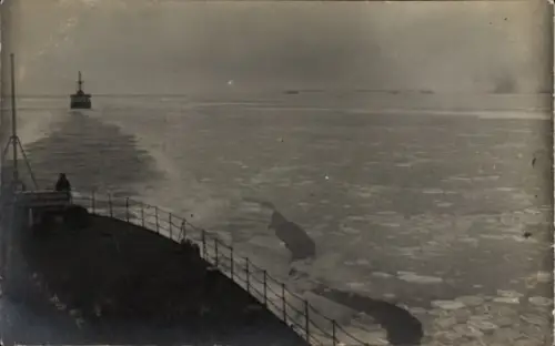 Foto Ak deutsches Kriegsschiff Hessen in der Fahrrinne nach Reval Tallinn, Dampfer Levehard