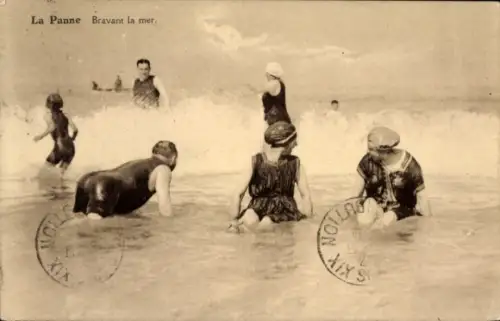 Ak La Panne, Frauen und Männer am Strand, Bademode