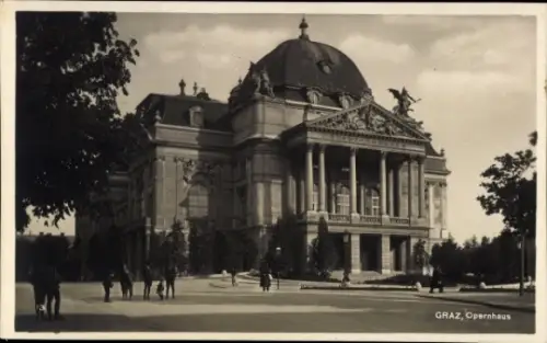 Ak Graz Steiermark,  Opernhaus,  Architektur, Menschen auf der Straße