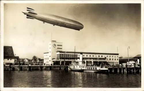 Ak Friedrichshafen am Bodensee, Graf Zeppelin über dem Hafenbahnhof, LZ 127