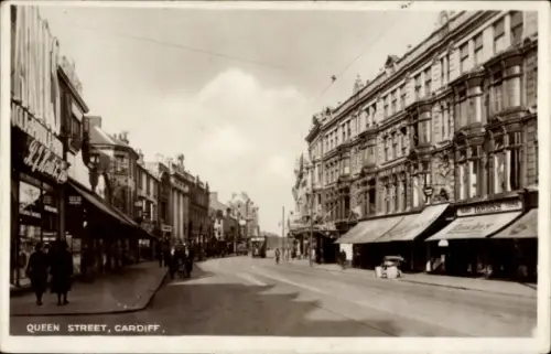 Ak Cardiff Wales, Queen Street,   , Straßenansicht, Menschen, Geschäfte
