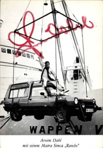 Ak Deutscher Stuntman Armin Dahl, Portrait mit seinem Matra Simca Rancho, Autogramm