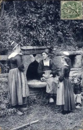 CPA La Bretagne artistique, Un brin de causette à Riec