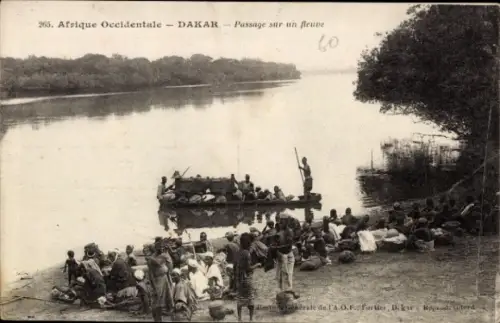 Ak Dakar Senegal,  Passage sur un fleuve, Menschen am Ufer, Boot auf dem Wasser