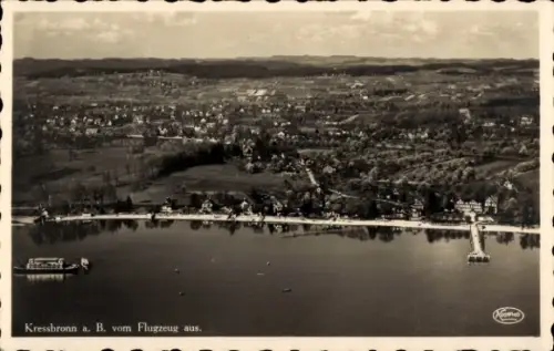 Ak Kressbronn am Bodensee, Luftaufnahme von  Wasser, Ufer, Häuser, Bäume