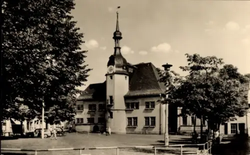 Ak Apolda in Thüringen, Rathaus  Uhrturm, Bäume, Platz