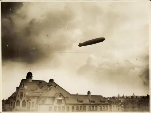 Foto Luftschiff, Zeppelin, Gebäude