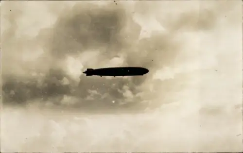Foto Ak Luftschiff, Zeppelin im Flug
