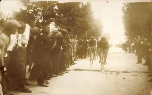 Foto Ak Radrennen, Radrennfahrer, Zuschauer am Straßenrand, Griesbacher?