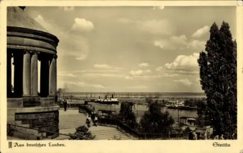 Ak Szczecin Stettin Pommern, Blick von der Hakenterrasse, Schiffe auf der Oder, Wolken, Bäume