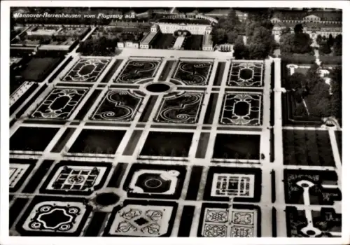 Ak Herrenhausen Hannover in Niedersachsen, Luftaufnahme von Herrenhausen, Gartenanlagen, Flugzeug