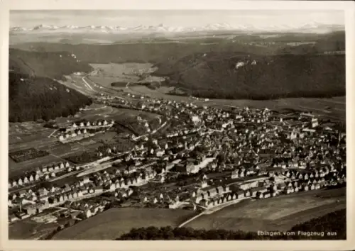 Ak Ebingen Albstadt in Württemberg, Luftaufnahme von  Berge im Hintergrund, viele Häuser