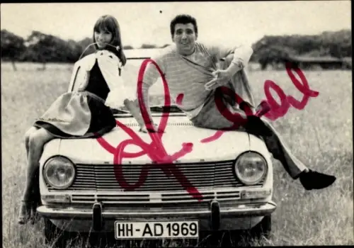 Ak Schauspieler und Stuntman Arnim Dahl mit seiner Frau Dorothea, PKW SIMCA