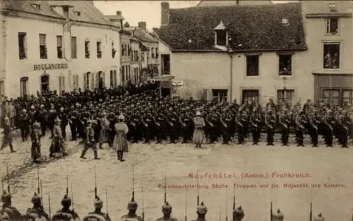 Ak Neufchâtel sur Aisne, Paradeaufstellung Sächsische Truppen vor Se. Majestät des Kaisers