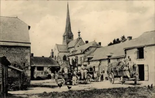 Ak Villers devant le Thour Ardennes, Deutsche Armeefuhrwerke auf Gehöft, Heuwagen, Kirche, Soldaten