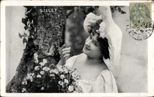 Ak Schauspielerin Alice Gillet, Portrait an einem Baum