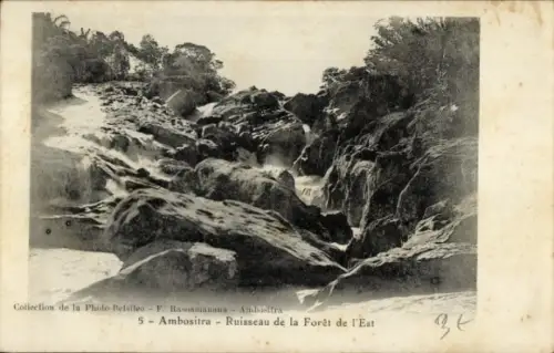Ak Ambositra Madagaskar, Schwarze und weiße Fotografie, Felsen, Wasserlauf,  Forêt de l'Est
