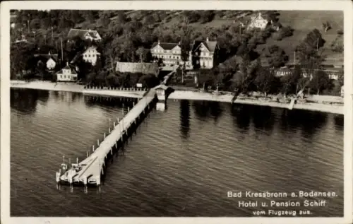 Ak Kressbronn am Bodensee, Bad Kressbronn a. Bodensee, Hotel u. Pension Schiff, vom Flugzeug aus